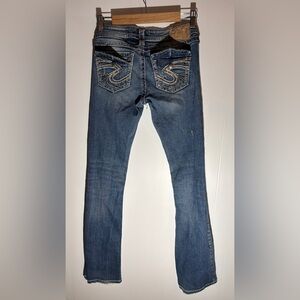 Silver Jeans Co distressed women’s jeans in size 26.